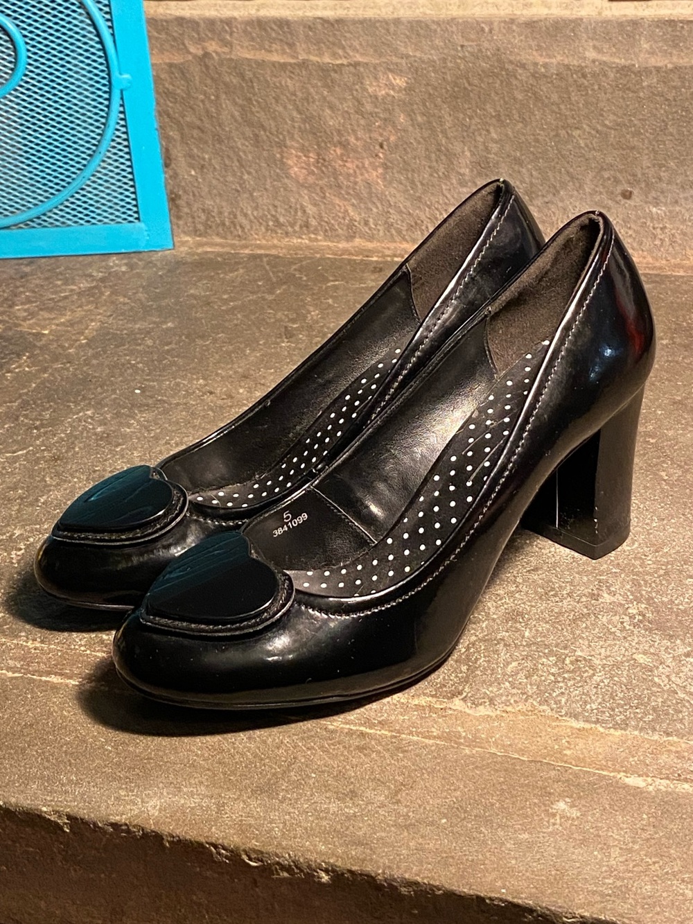 VTG Irregular Choice pumps,black patent leather,glossy black heart appliqués,7